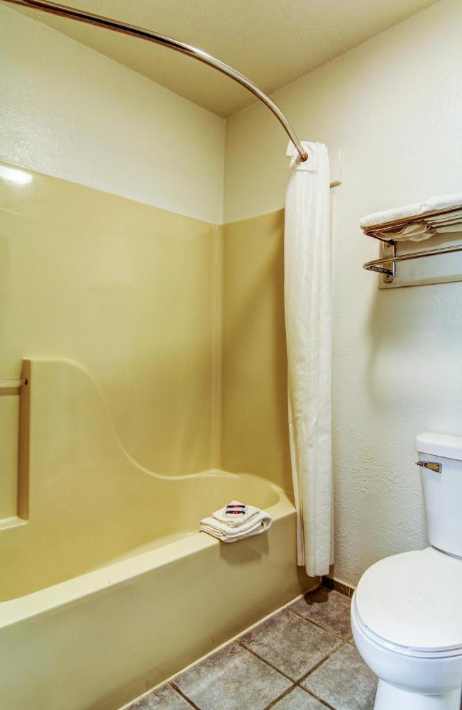 Deluxe Queen Room with Two Queen Beds - Non-Smoking interior