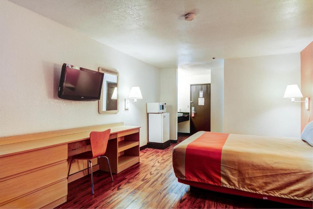 Deluxe Queen Room - Non-Smoking interior