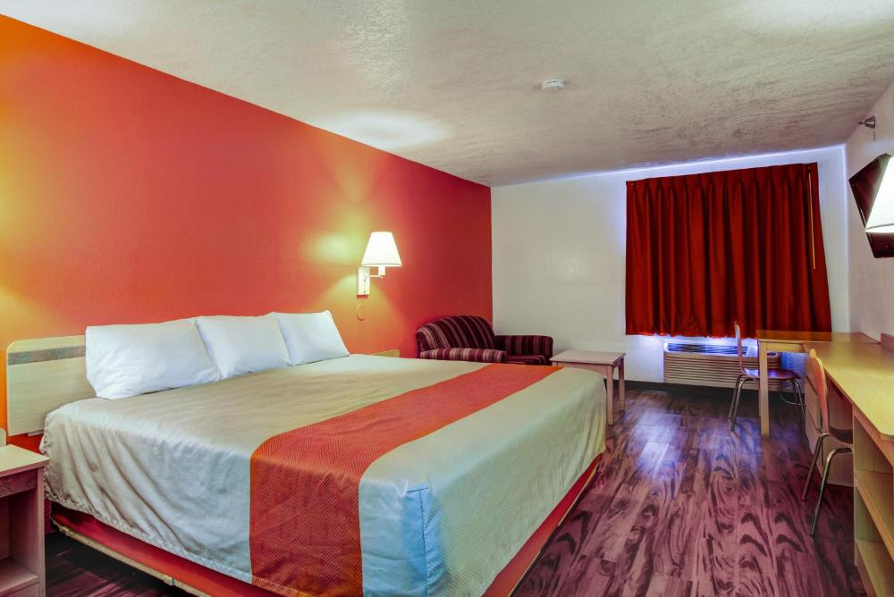Deluxe King Room - Non-Smoking interior